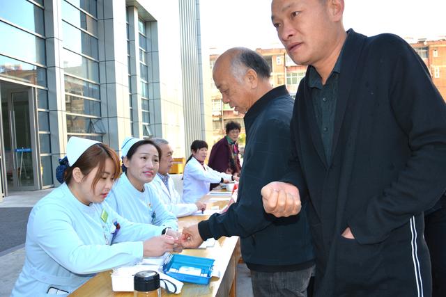 南阳医专一附院内分泌科举办“联合国糖尿病日”大型义诊活动