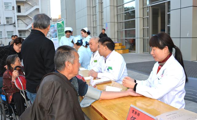 南阳医专一附院内分泌科举办“联合国糖尿病日”大型义诊活动