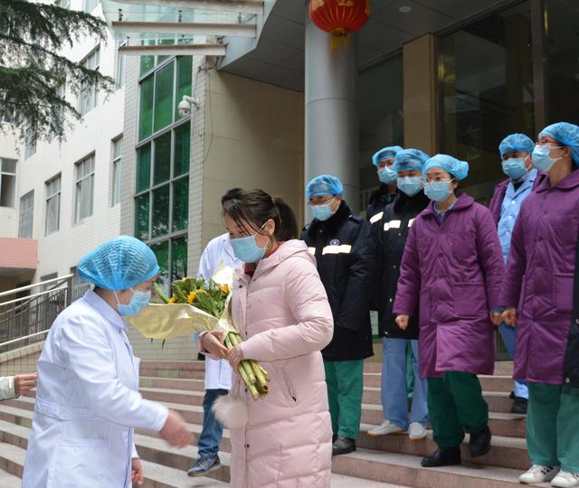 [快讯]南阳医专一附院第一例新型冠状病毒感染的肺炎患者治愈出院