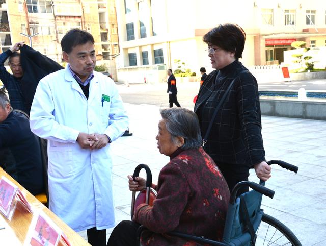 南阳医专一附院内分泌科举办“联合国糖尿病日”大型义诊活动